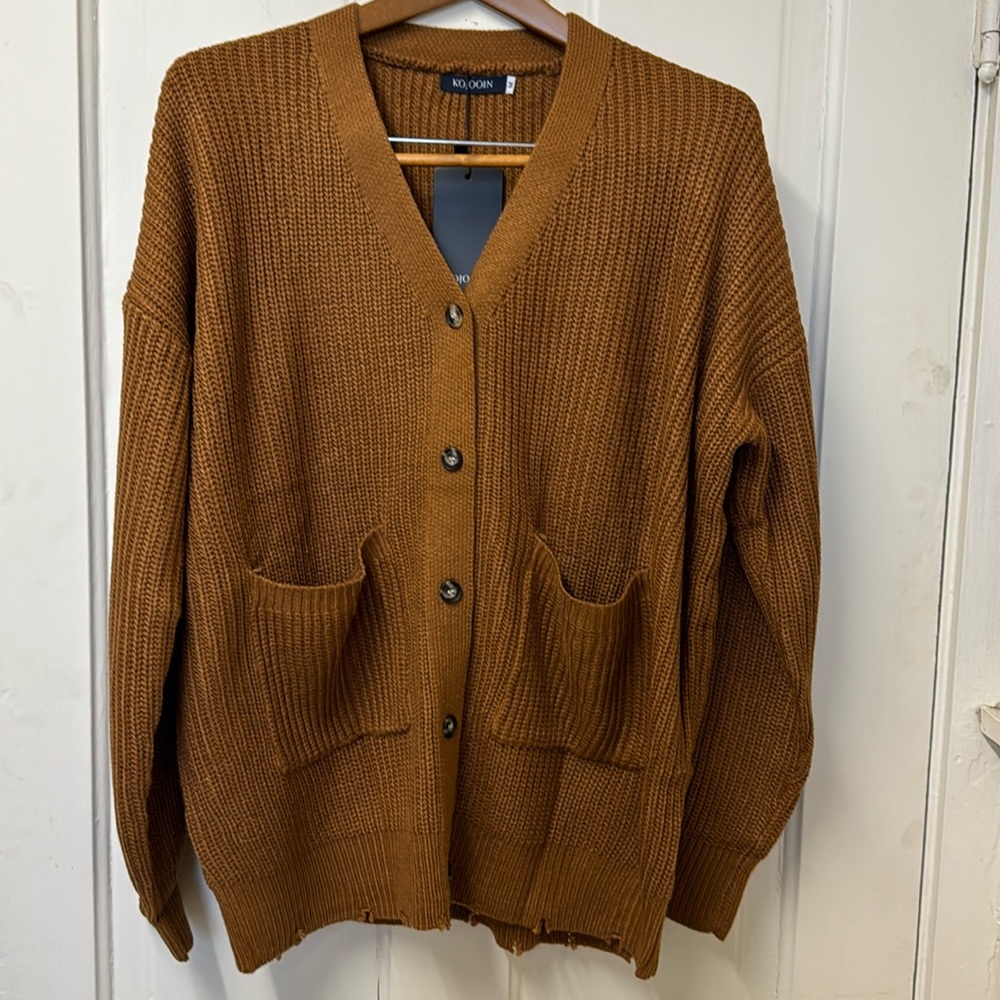 Men’s rust cardigan with front pockets, new with tags, distressed hem & cuffs, M